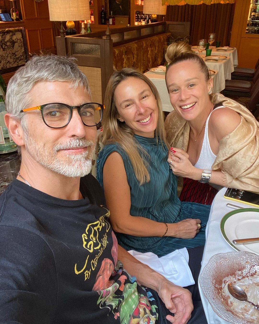 Reynaldo Gianecchini e Mariana Ximenes posam com amiga em restaurante de Portugal (Foto: Reprodução Instagram)