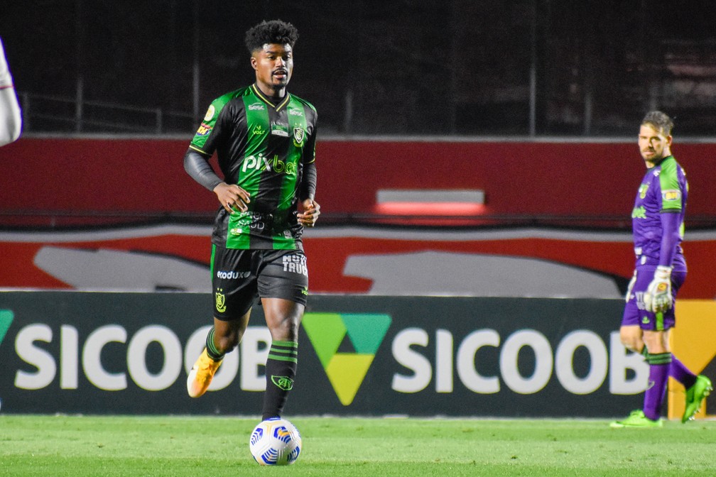 Eduardo Bauermann, zagueiro do América-MG, deve reforçar o Santos em 2022 — Foto: João Zebral/América