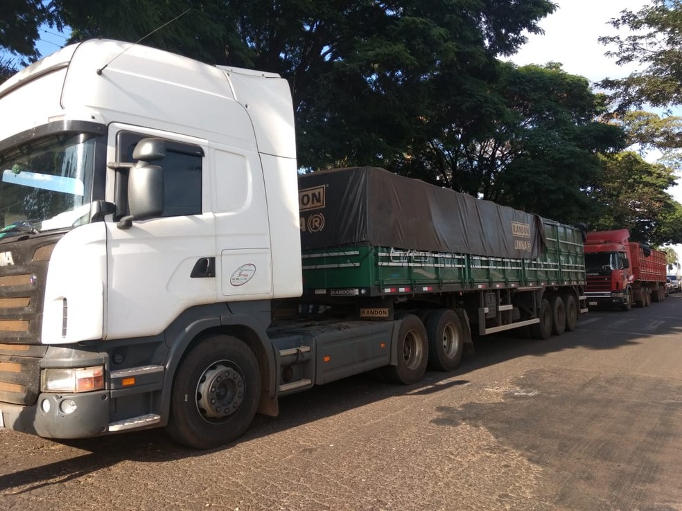 CaminhÃ£o apreendido transportava maconha escondida em carga de arroz, segundo a Denarc de MaringÃ¡ (Foto: HonÃ³rio Silva/RPC)