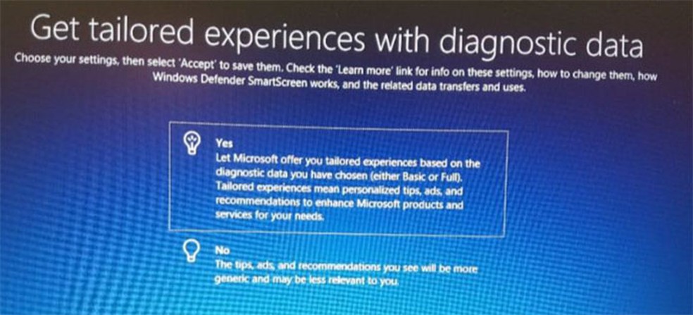 Tela de exemplo de estudo norueguês mostra como o Windows pode induzir o usuário a aceitar coleta de dados com ícone positivo (lâmpada acesa), deixando a opção de maior privacidade com ícone negativo (lâmpada desligada) e em segundo lugar (Foto: Reprodução)
