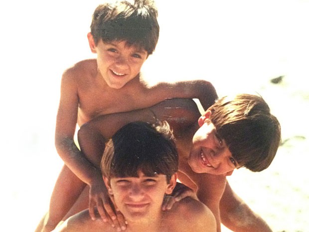 De cima para baixo: Felipe Simas, Rodrigo Simas e Bruno Gissoni. Os irmãos sempre foram muito unidos desde pequenos (Foto: Arquivo Pessoal)