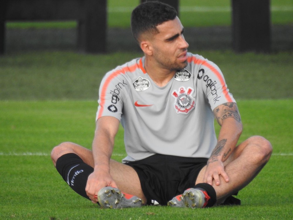 Com Fagner de volta e sem Douglas, Gabriel pode retomar sua função no Corinthians