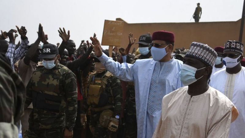 O presidente do Níger, Mohamed Bazoum, tem visitado suas tropas para demonstrar apoio (Foto: Boureima Hama/Getty Images via BBC News)