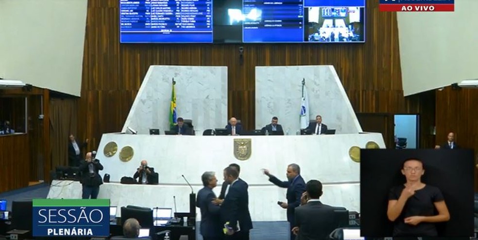 Deputados trocaram gritos durante sessão plenária — Foto: Divulgação/Alep/Redes Sociais