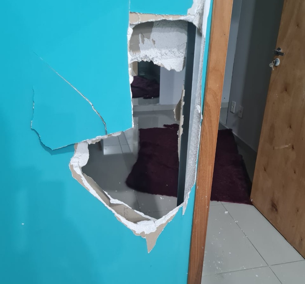 Vítima de assalto quebrou uma parede para conseguir sair de loja e pedir ajuda — Foto: Arquivo pessoal