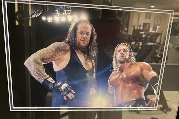 Triple H e Undertaker na WWE (Foto: Reprodução/Twitter)