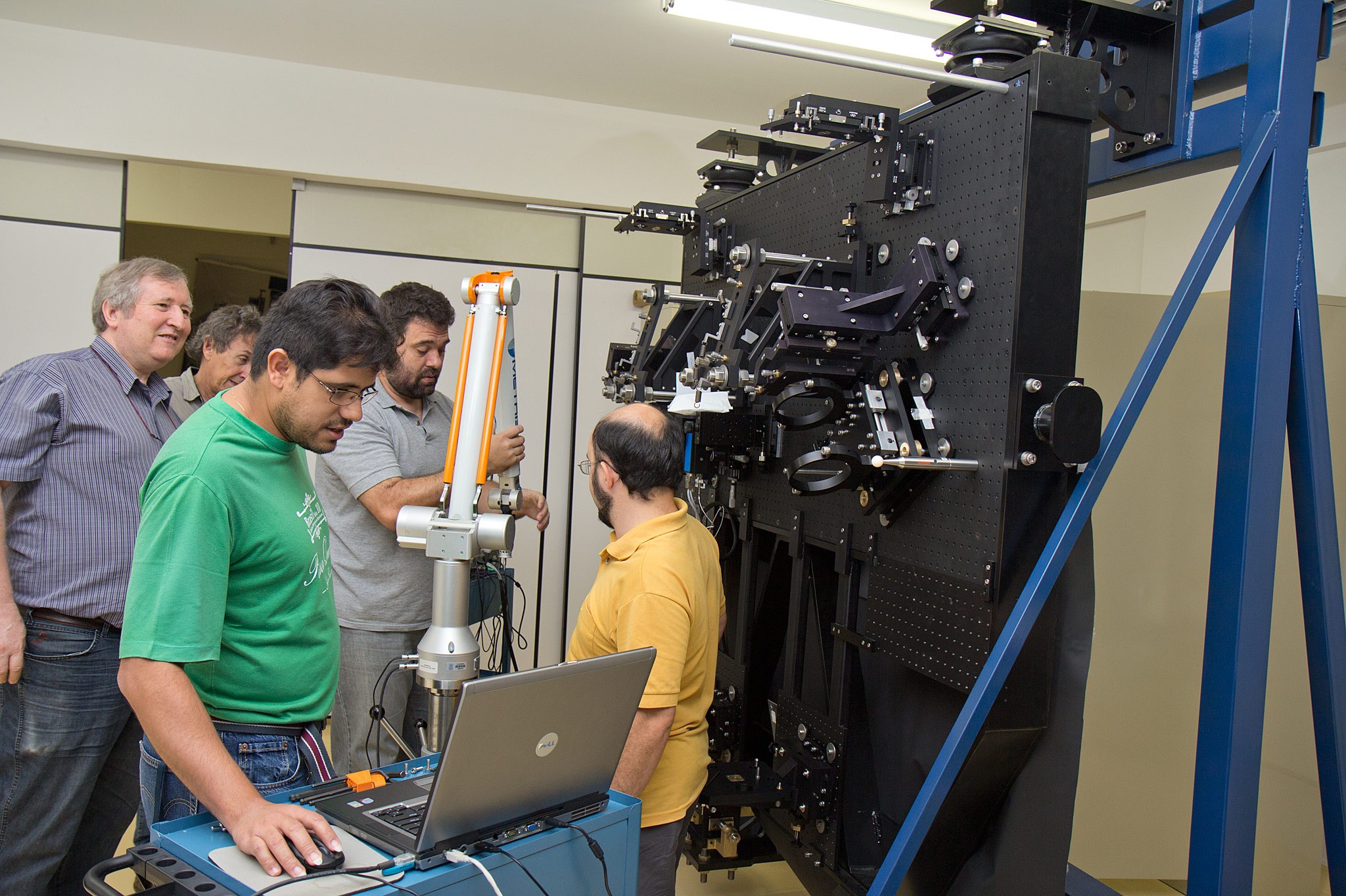 Equipe do LNA e desenhista óptico do Observatório Europeu do Sul alinham a óptica do instrumento (Foto: Divulgação)