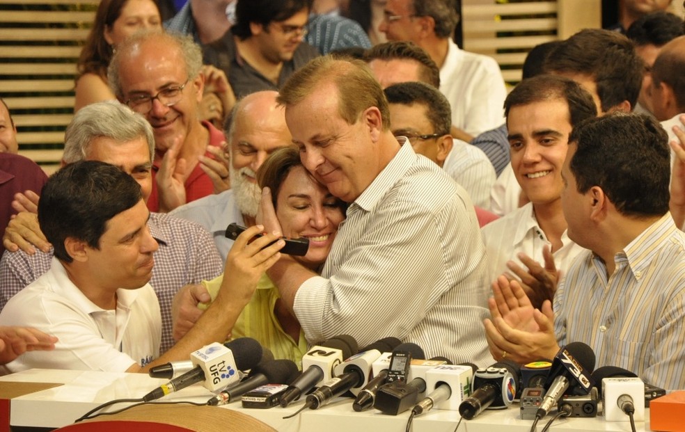 Paulo Garcia (PT) abraçando a esposa Tereza Beiler após ser reeleito prefeito de Goiânia (Foto: Adriano Zago/G1)