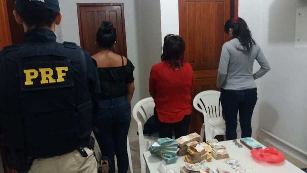 Bolivianas detidas com mais de R$ 110 mil em t&aacute;xi que seguia de Guajar&aacute; para Porto Velho &mdash; Foto: PRF/Divulga&ccedil;&atilde;o