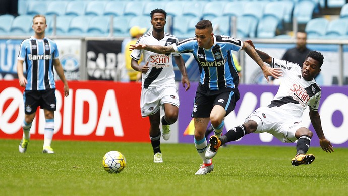 Herói, Luan recebe 3º amarelo e vira desfalque do Grêmio contra o Flu
