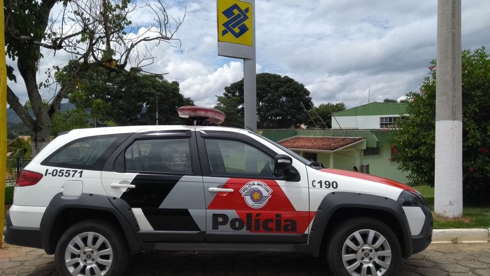 Polícia procura os suspeitos de roubo a banco (Foto: Marcelo España/ TV Vanguarda )