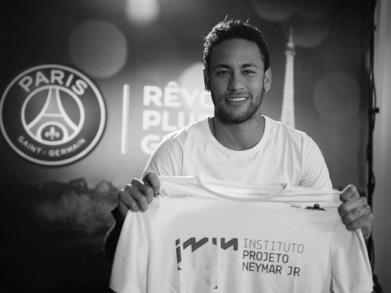 Neymar posa com a camisa do Instituto Neymar Jr. (Foto: divulgação)