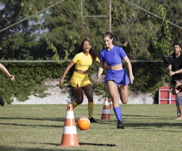 Angela Sousa dispara rumo ao gol depois de driblar três meninas do time amarelo (Foto: Raphael Dias/ TV Globo)