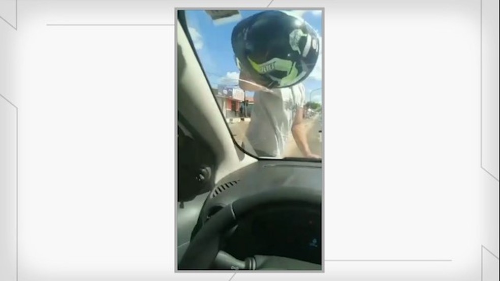 Motociclista bate em para-brisa de carro com capacete e trinca vidro em Teresina — Foto: Reprodução