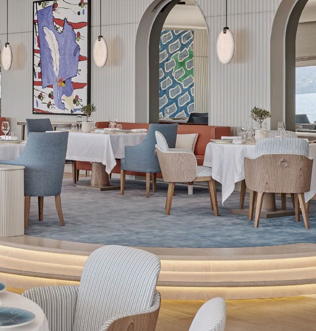 Louroc Restaurant | O sofá Riviera, a cadeira Eden-Roc e o aparador Audrey foram algumas das peças desenhadas pela arquiteta Patricia Anastassiadis para o ambiente (Foto: Divulgação/Hotel Du Cap-Eden-Roc)