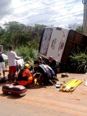 Micro-ônibus que capotou na entrada de Brazlândia, no DF (Foto: Corpo de Bombeiros-DF/Divulgação)