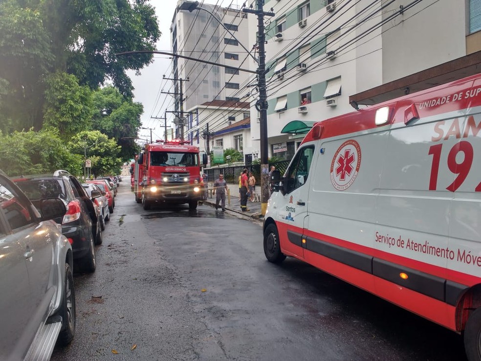 Samu e Corpo de Bombeiros prestaram atendimento às vítimas de incêndio em apartamento no canal 3, em Santos — Foto: Axel Júnior/G1