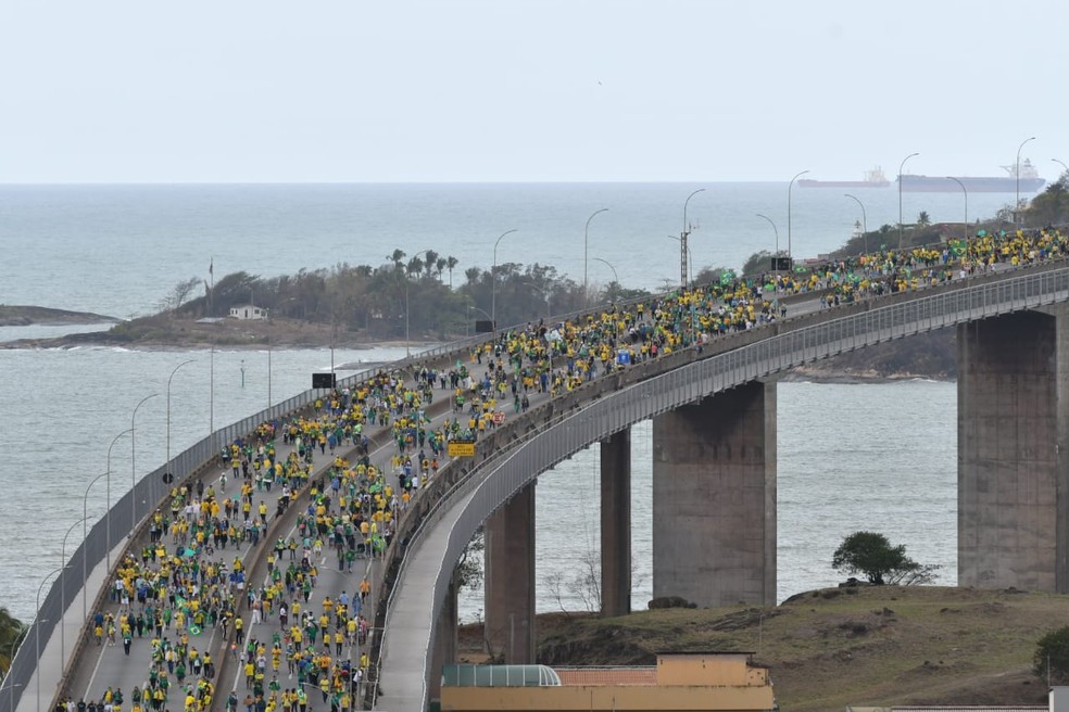 Apoiadores de Bolsonaro na Terceira Ponte — Foto: Fernando Madeira/ A Gazeta