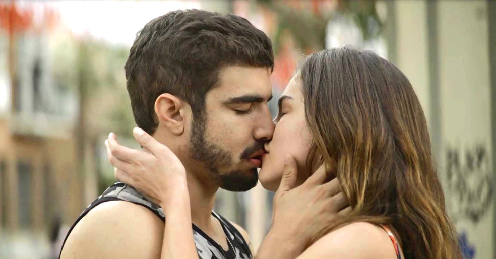 Rock (Caio Castro) e Joana (Bruna Hamú) dão um beijão de tirar o fôlego, em 'A Dona do Pedaço' — Foto: Globo