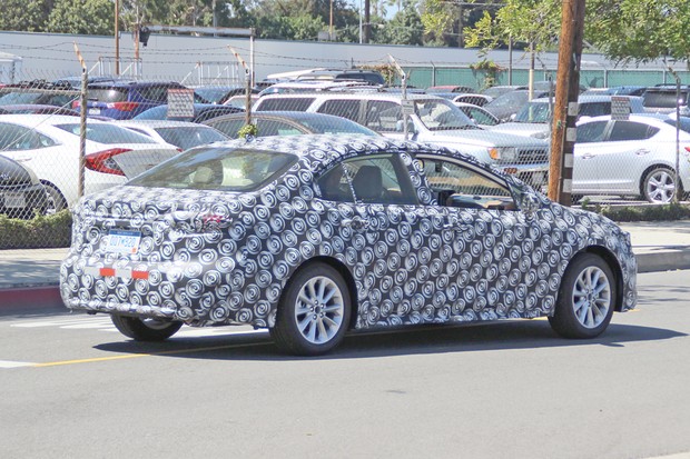 Flagras confirmam que novo Toyota Corolla terá visual semelhante ao do Auris (Foto: Automedia) Flagras confirmam que novo Toyota Corolla terá visual semelhante ao do Auris (Foto: Automedia)