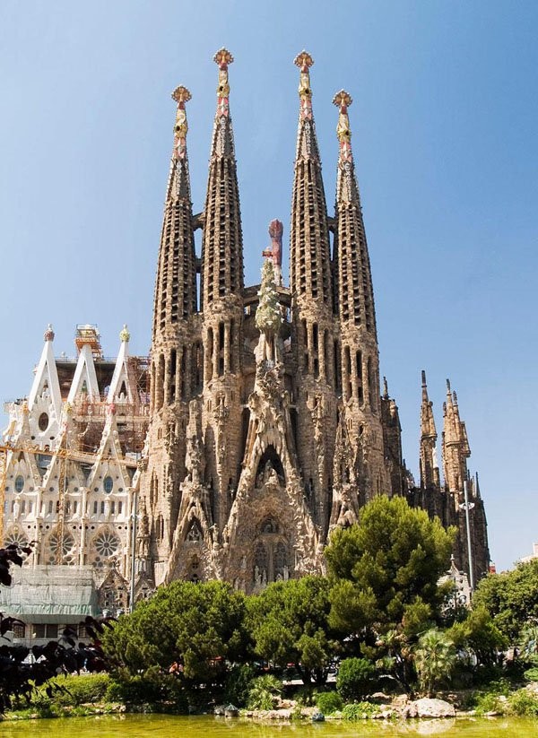 A construção do Templo Expiatório da Sagrada Família, em Barcelona, na Espanha, começou em 1882 e ainda não terminou; estima-se que todas as obras sejam concluídas em 2026, ano do centenário da morte do arquiteto que desenhou a catedral, Antoni Gaudí (Foto: Reprodução)