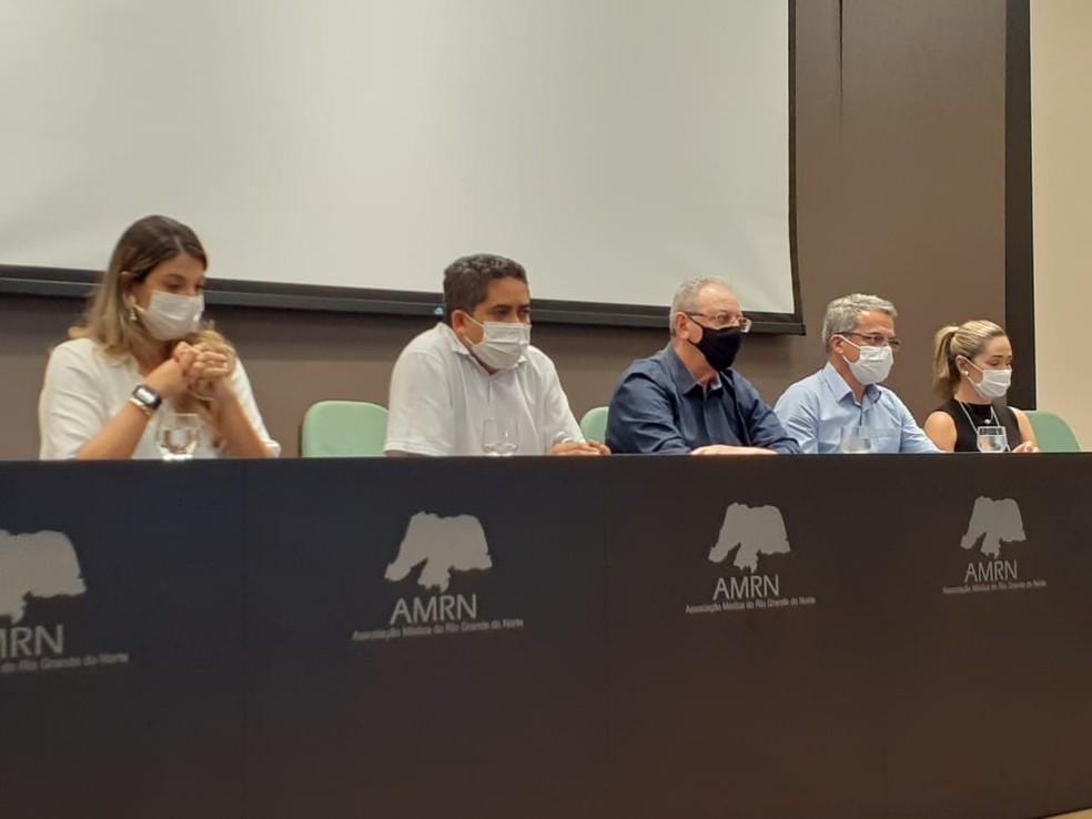 Reunião entre representantes da Cooperativa e do Município aconteceu nesta sexta — Foto: Julianne Barreto/Inter TV Cabugi