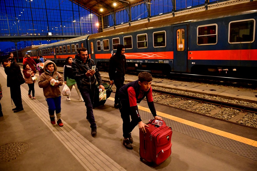 Família refugiada da Ucrânia chega em estação na Hungria — Foto: REUTERS/Marton Monus