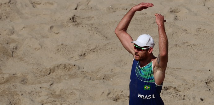 Alison vibra com ponto ao lado de Bruno no volei de praia (Foto: Patrick Smith/Getty Images)