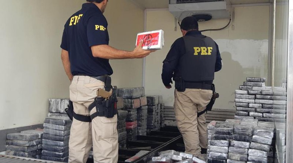 A dupla, um homem de 39 anos e uma mulher de 23, foram presos e levados para Delegacia de Polícia Judiciária. O caso é acompanhado pela Polícia Civil.   A droga foi encontrada escondida num compartimento oculto, em meio a carga de caixas de isopor. Polícia Rodoviária Federal (PRF) / Divulgação  — Foto: Polícia Rodoviária Federal (PRF) / Divulgação 