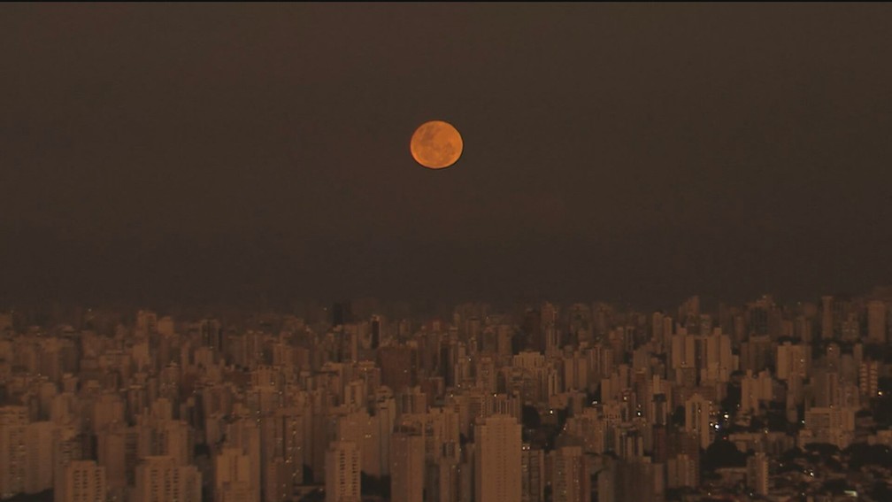 Superlua de morango vista de São Paulo nesta terça-feira (14). — Foto: Reprodução/GloboNews