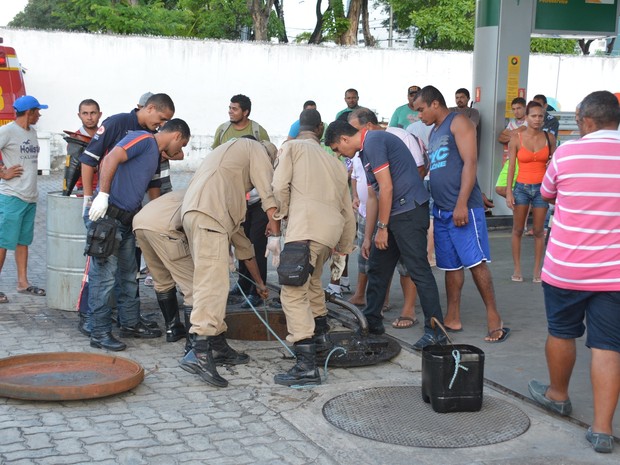 Corpo de Bombeiros realiza resgate do homem que caiu em um tanque de gasolina em João Pessoa (Foto: Walter Paparazzo/G1)