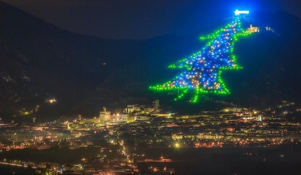 Maior árvore de Natal do mundo, em Gubbio, na  Itália (Foto: Reprodução / Instagram)