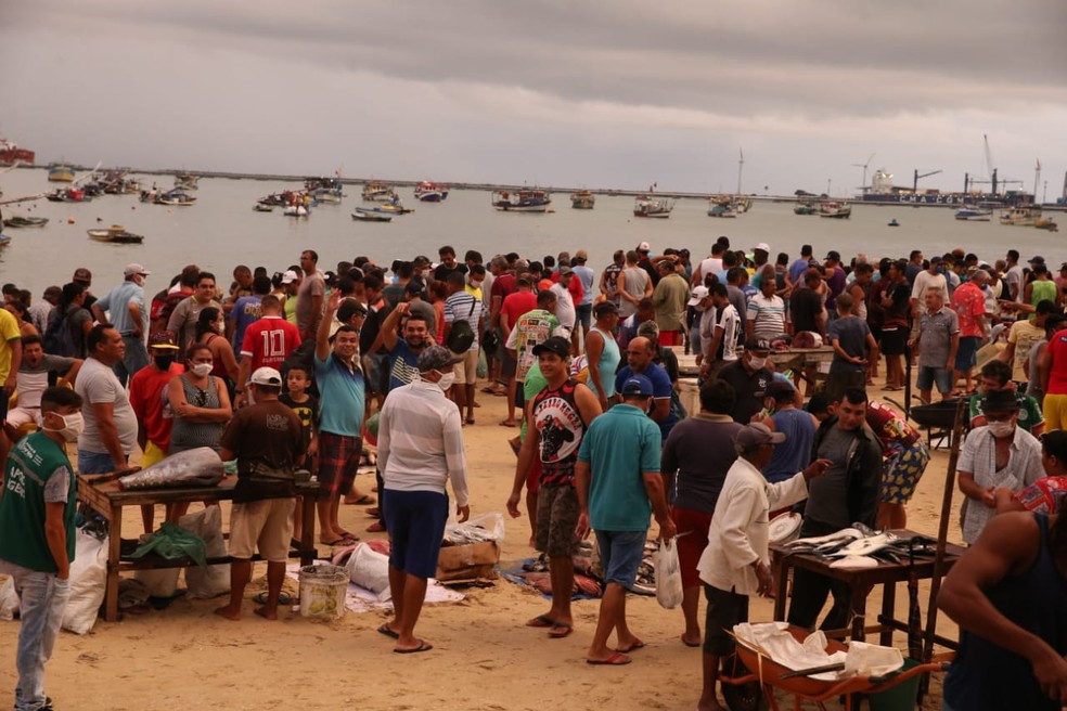 Com o feriado da Semana Santa, nesta sexta-feira (10), o fluxo de pessoas à procura de peixe se intensificou na Praia do Mucuripe — Foto: José  Leomar/SVM