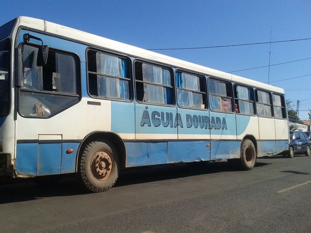 Batida da moto foi na lateral no ônibus (Foto: Josiane Freitas/TV Tapajós)