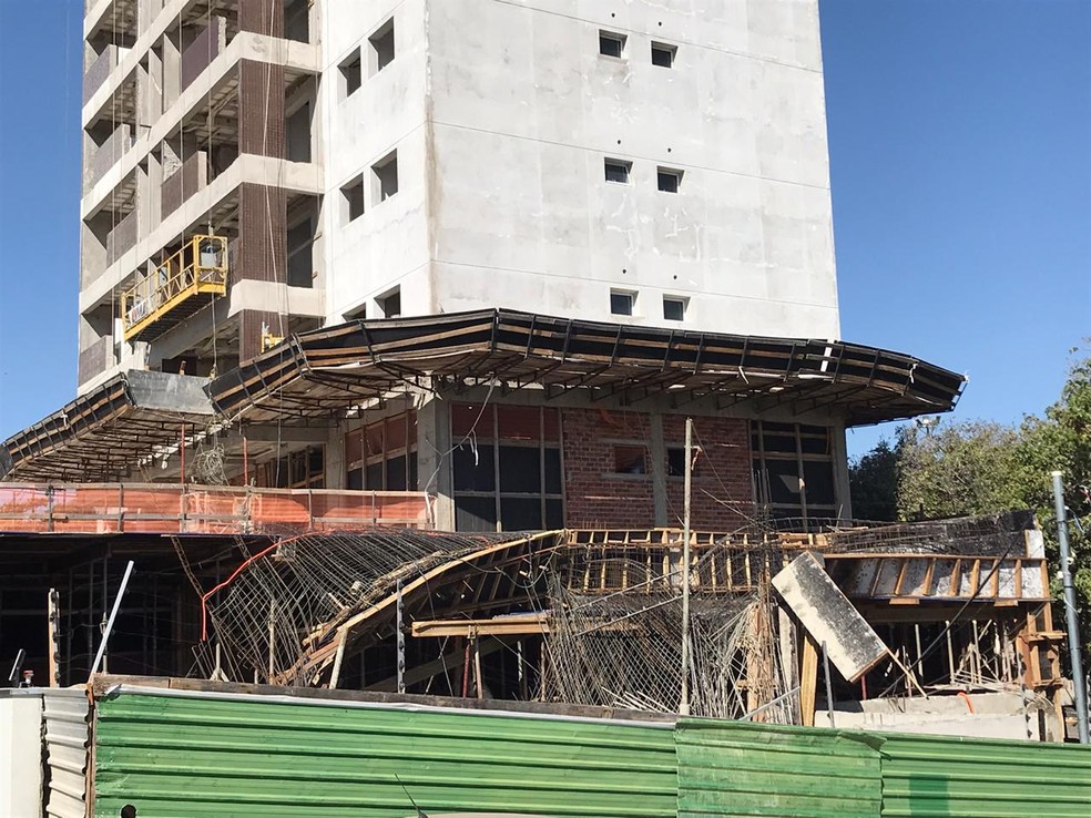 Queda da estrutura da laje foi no final da manh&atilde; desta ter&ccedil;a-feira (28) &mdash; Foto: Marcelo Pereira/TV Fronteira