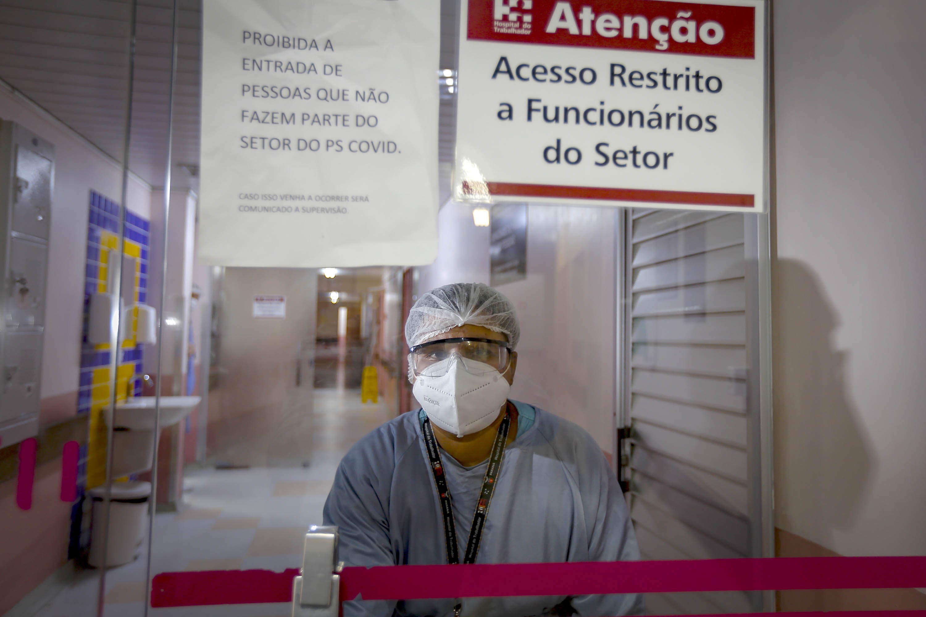 Após um ano, primeira vacinada contra Covid no Paraná relembra emoção e destaca importância da imunização: 'Deu segurança e força para continuar na luta'