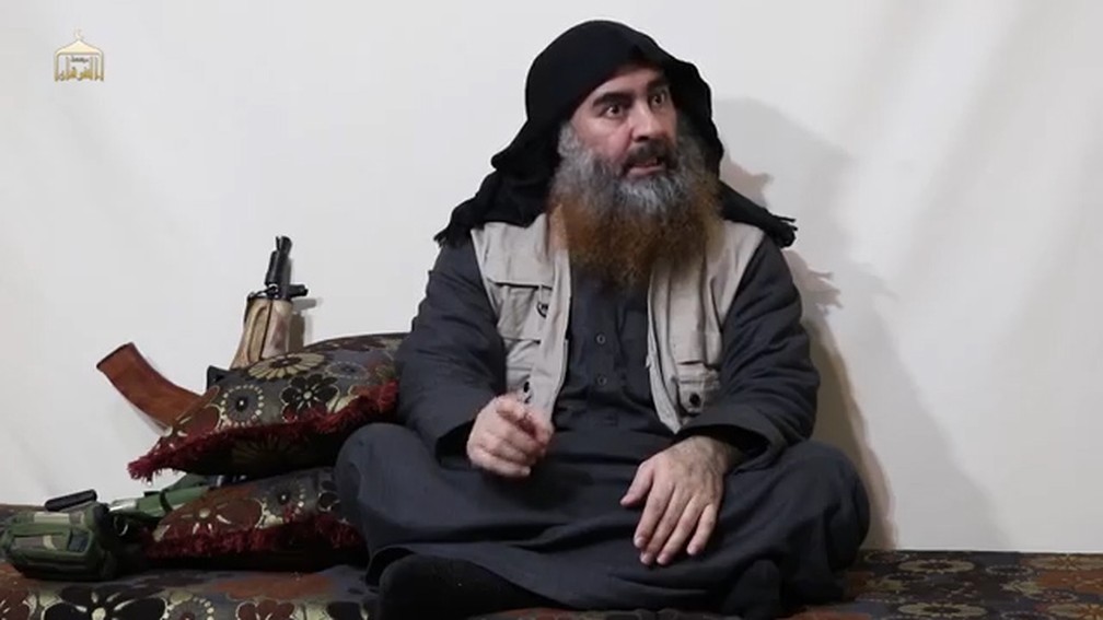 Abu Bakhr Al-Baghdadi em vídeo divulgado nesta segunda (29) — Foto: AFP/Al-Furqan