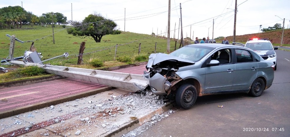 Batida derrubou poste na Avenida Raimundo Maiolini, em Presidente Prudente — Foto: Polícia Militar