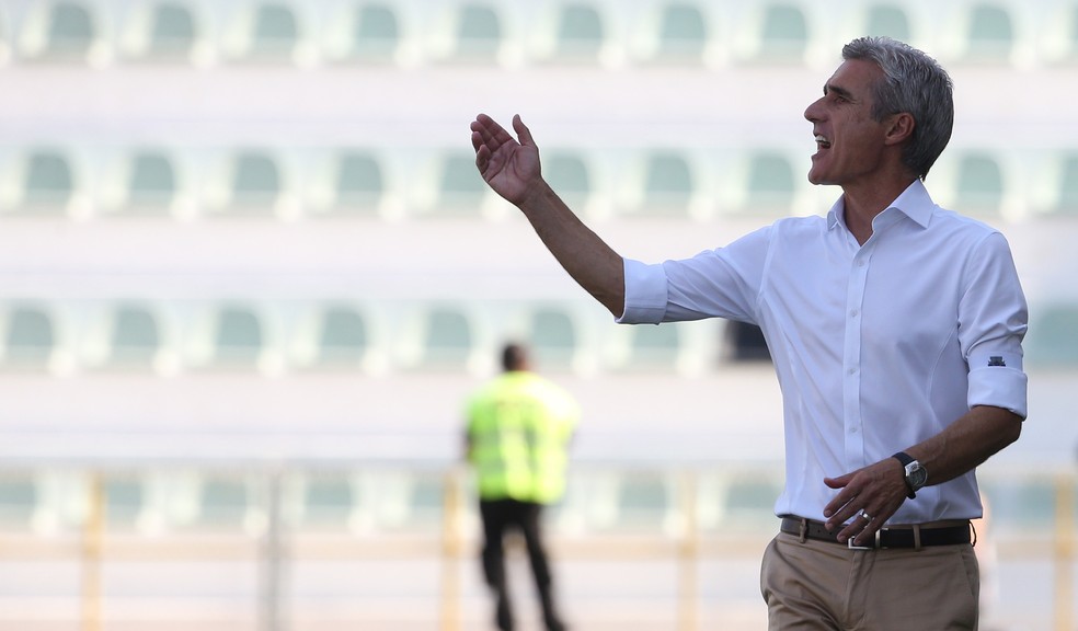 Luis Castro está na mira de Botafogo e Corinthians — Foto: Gualter Fatia/Getty Images