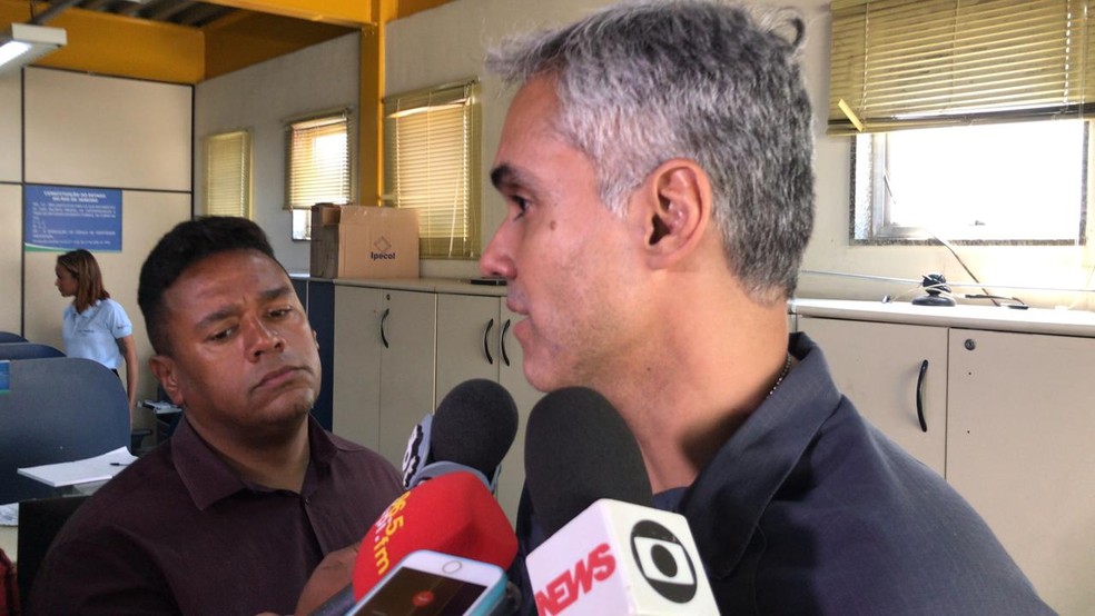 Delegado Rodrigo Barros diz que confronto entre facções no Chapadão deixou um morto e seis feridos — Foto: Henrique Coelho/G1