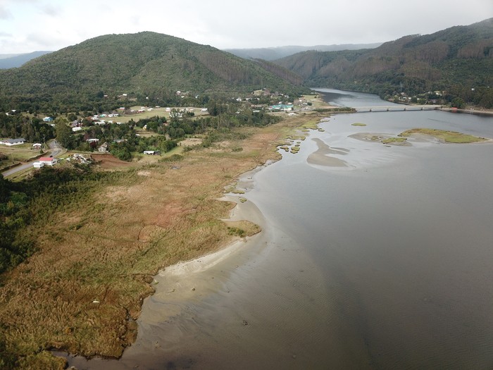 Vista aérea do pântano Chaihuín, local da descoberta de novas evidências geológicas de um tsunami histórico até então não documentado (Foto: Diego Aedo/Nature)