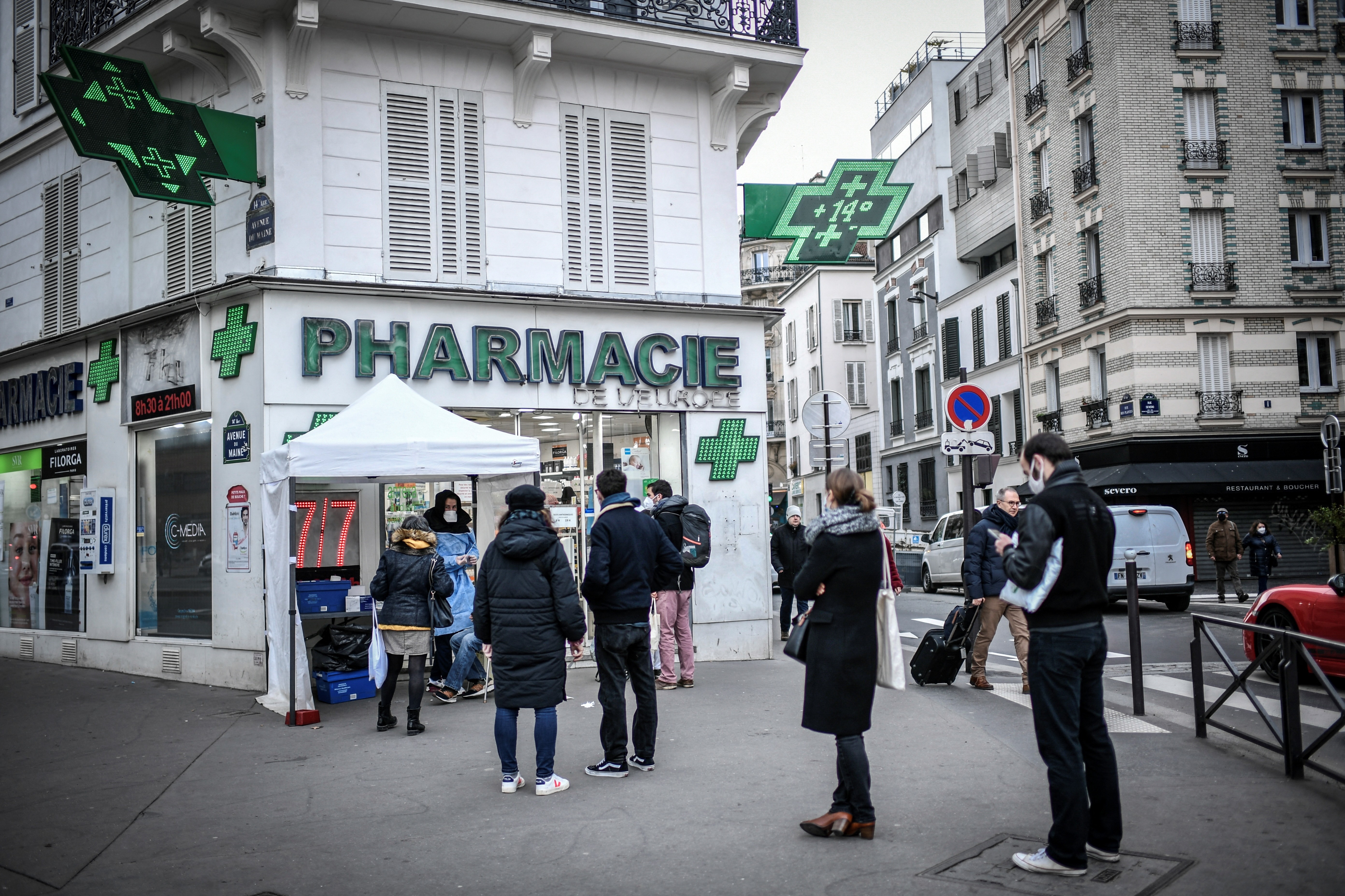 Com 180 mil novos casos por dia, França tem nova onda de Covid e especialistas questionam fim das restrições