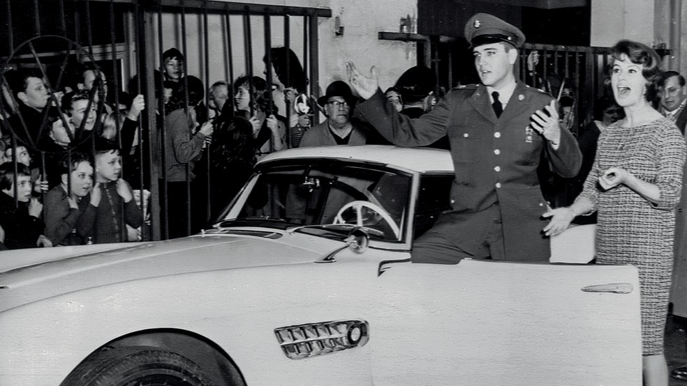 BMW 507 teve a carroceria pintada de vermelho para esconder as marcas dos batons das fãs do cantor — Foto: BMW