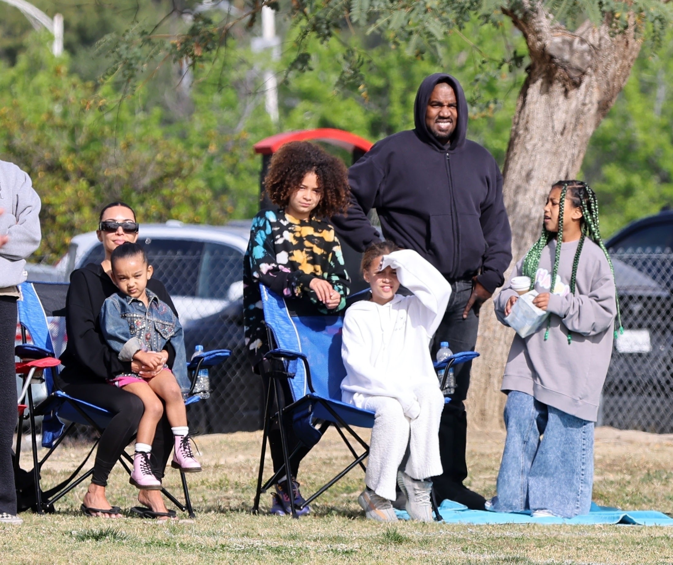Kim Kardashian e Kanye West com filhos (Foto: The Grosby Group)