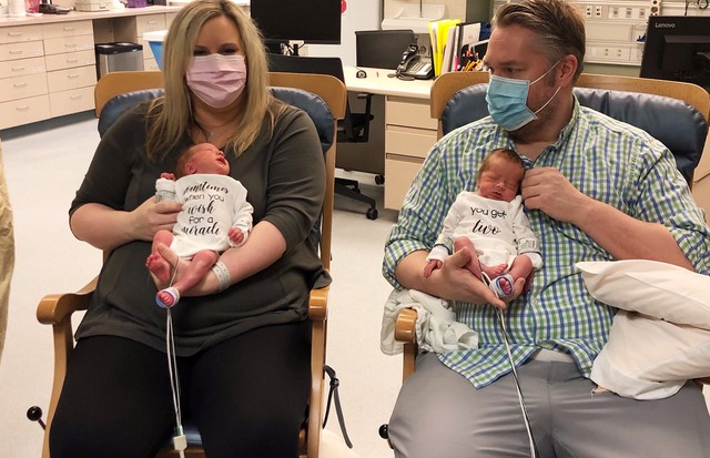 Parents who Both Had Coronavirus Hold Twin Sons for First Time Nearly 3 Weeks After Birth https://app.asana.com/0/1135954362417873/1173291754690385/fCredit: Beaumont Hospital (Foto:  )