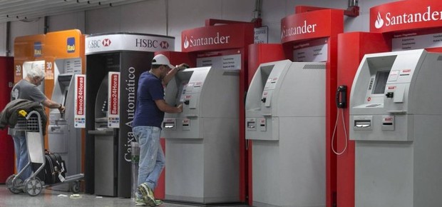 Caixa automático ; bancos ; pagamento de contas ;  (Foto: Daniela Dacorso/Agência O Globo)