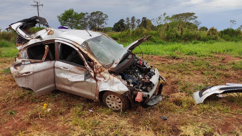 Carro capotou na Rodovia Assis Chateaubriand (SP-425), em Tarabai — Foto: David de Tarso/TV Fronteira