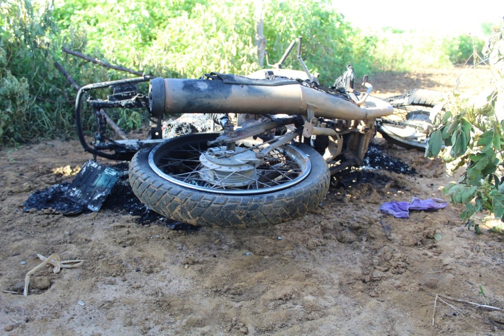 Moto estava queimada ao lado de corpo carbonizado em MossorÃ³ â€” Foto: Marcelino Neto/O CÃ¢mera