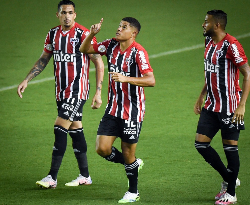 Gabriel Sara comemora gol do São Paulo contra o Santos: ele marcou duas vezes no clássico — Foto: Lenita Rodrigues/Estadão Conteúdo