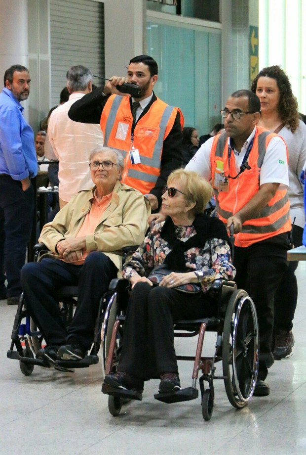 Tarcisio Meira E Gloria Menezes Usam Cadeiras De Roda Para Circularem Pelo Aeroporto Do Rio Quem Quem News